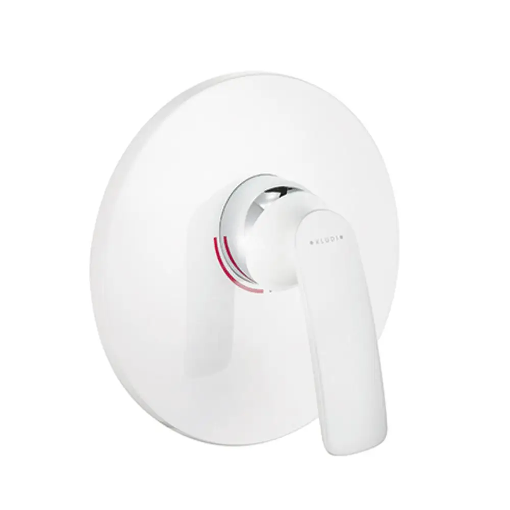 Weißer Wand-Mischer von Kludi mit einem runden, glatten Design und einem ergonomischen Hebel, der Wasserfluss und Temperatur reguliert.